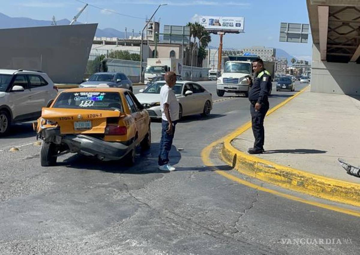 $!Cuerpos de emergencia de la Cruz Roja valoraron a los ocupantes de los vehículos para descartar lesiones graves.