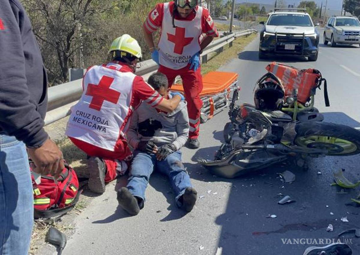 $!Paramédicos de la Cruz Roja brindaron los primeros auxilios al motociclista lesionado sobre el bulevar Jesús Valdés Sánchez.