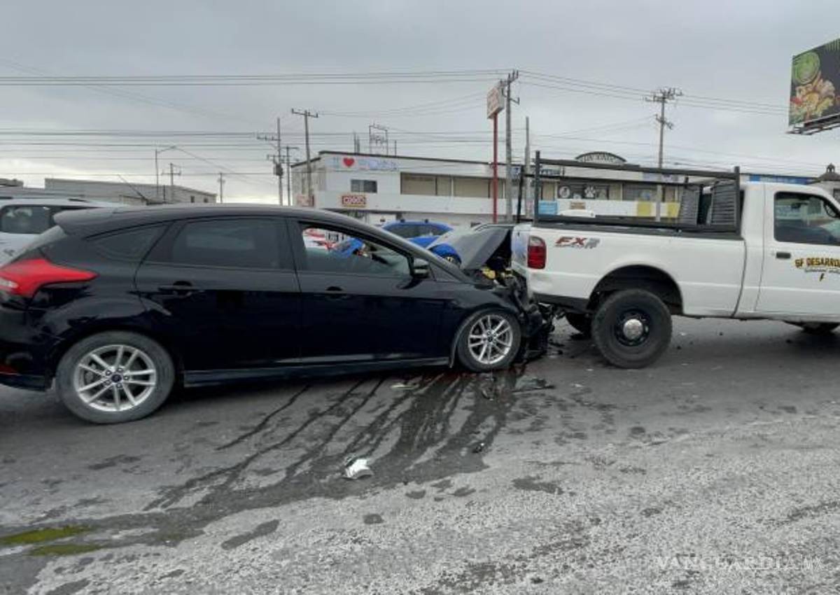 $!La camioneta Ford Ranger fue proyectada tras el impacto del Ford Focus.