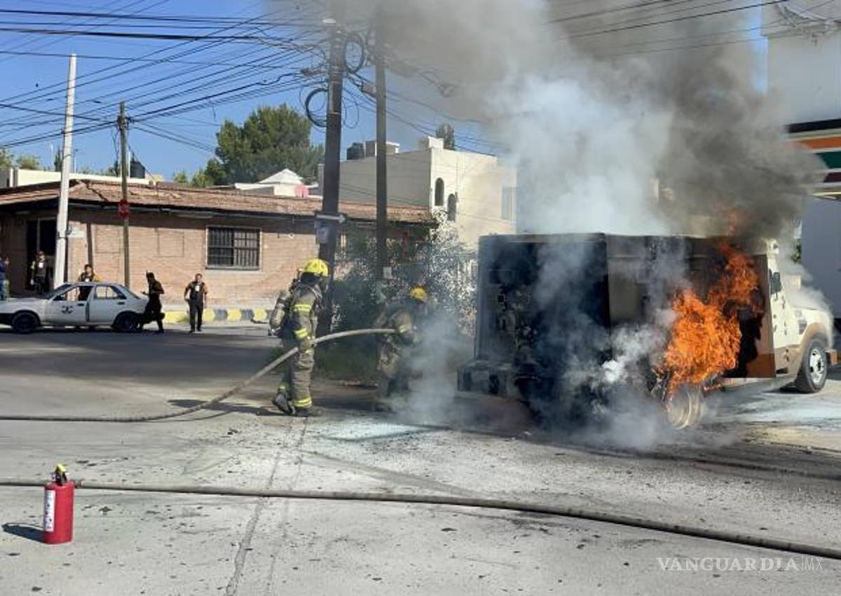 $!Trabajadores de la tienda de conveniencia y del camión de valores observaron y documentaron el incidente mientras se controlaba el fuego.