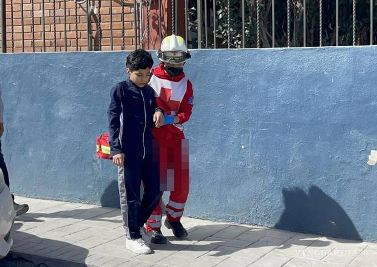$!Paramédicos brindaron atención al estudiante antes de su traslado en ambulancia.