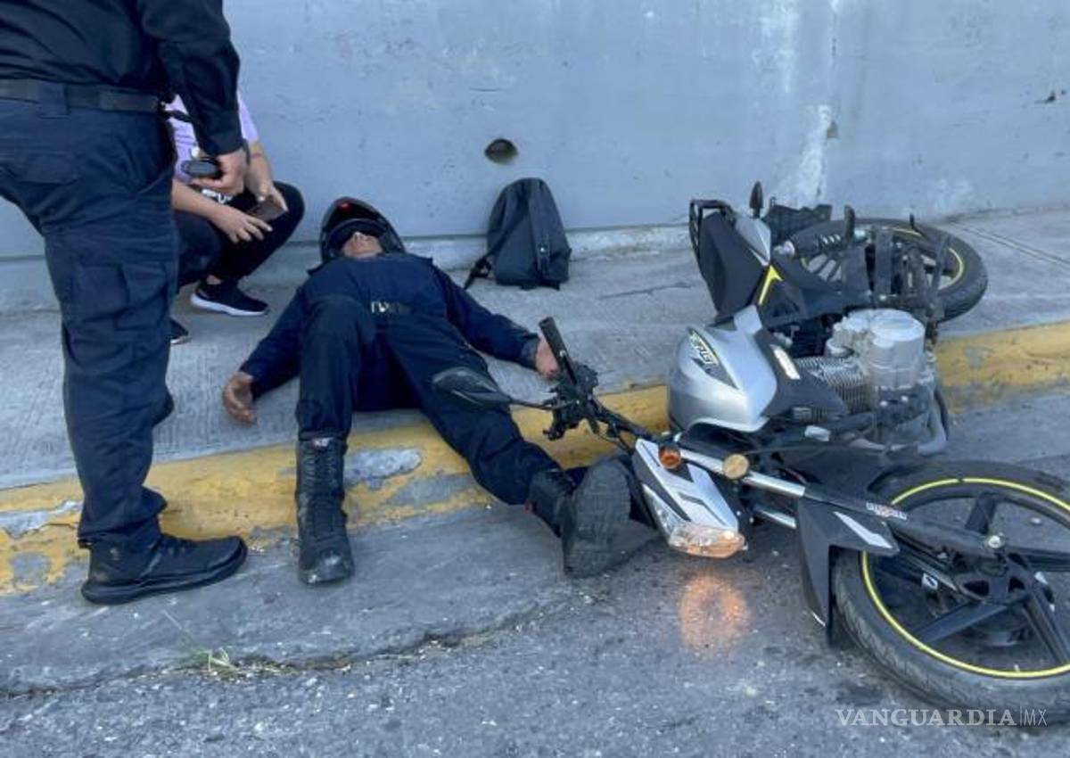 $!Tuvo que estar inmovilizado en lo que los elementos de emergencia asistían el siniestro vial.