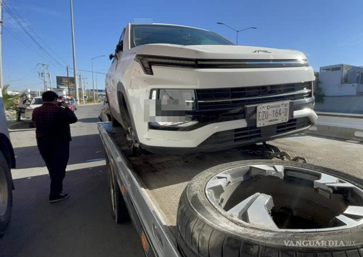 $!La camioneta JAC terminó volcada sobre el bulevar Miguel Ramos Arizpe tras perder el control a exceso de velocidad.