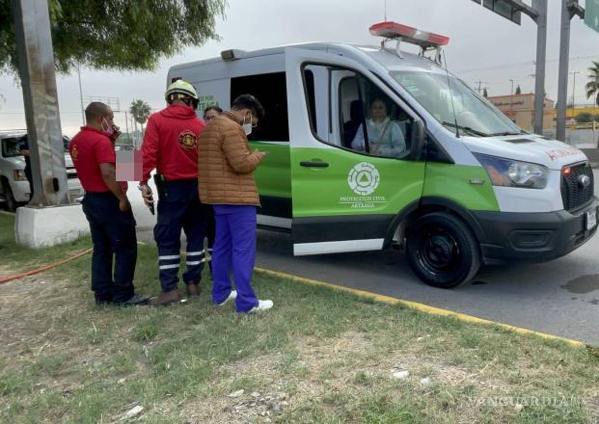 $!Ambulancia de Protección Civil de Arteaga acudió para trasladar a la paciente en estado crítico.