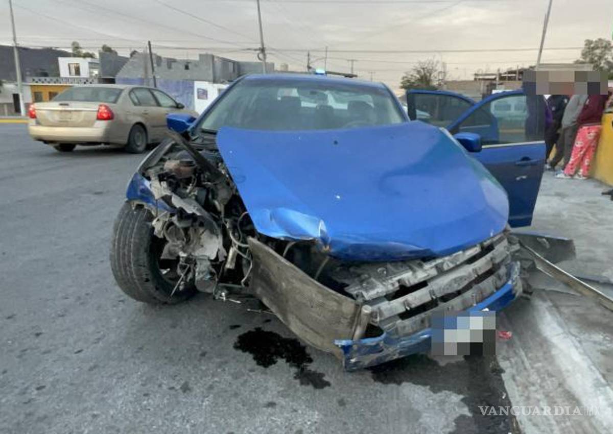 $!Elementos de Tránsito revisaron ambas unidades para confirmar que no hubiera personas lesionadas en el percance.