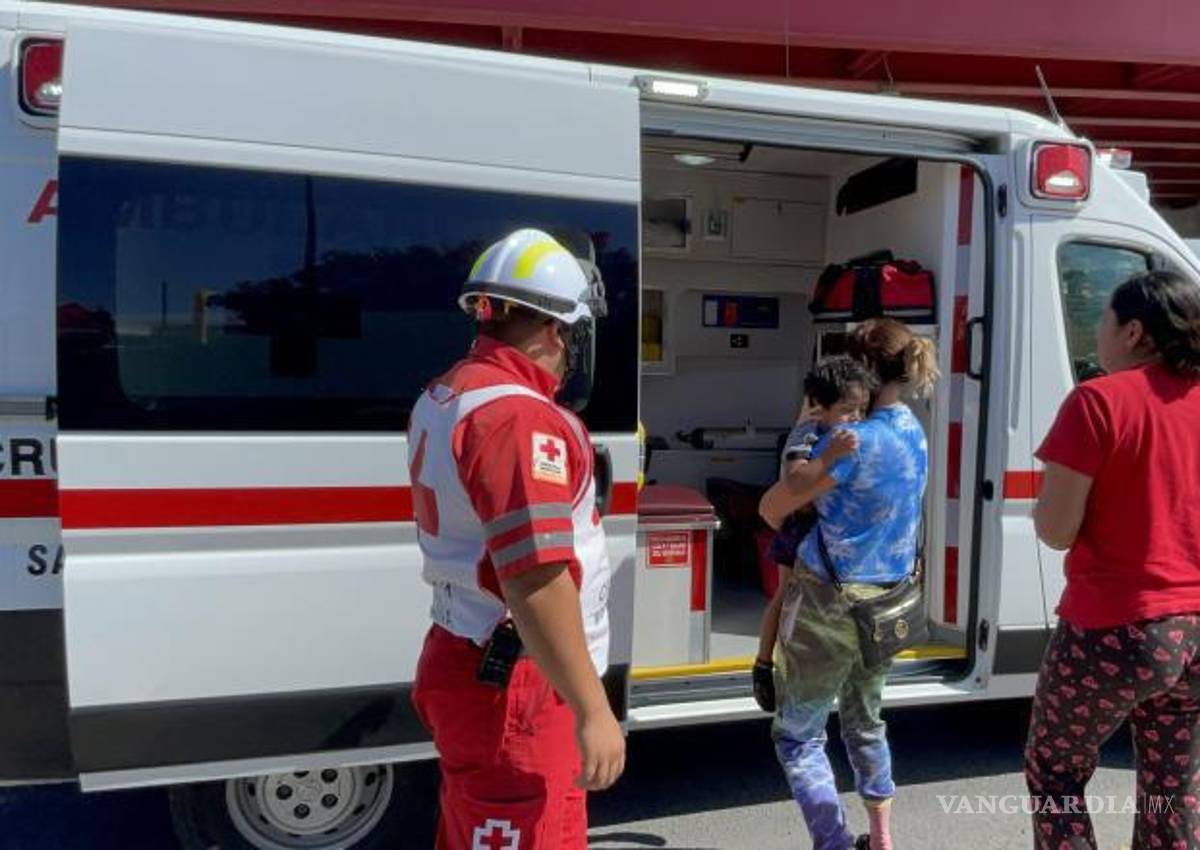 $!Paramédicos de la Cruz Roja trasladaron al menor a un hospital para su valoración médica.