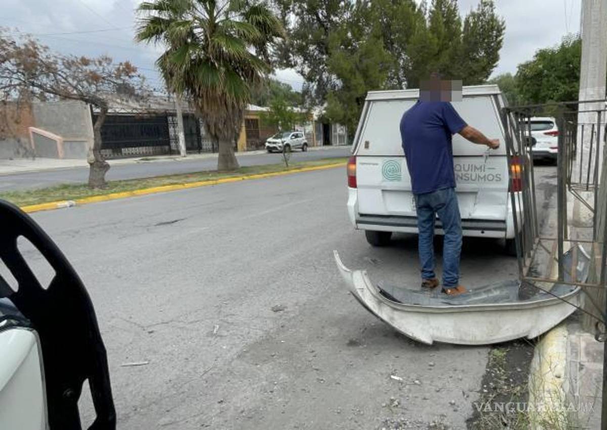 $!El vehículo de la empresa química quedó detenido tras el impacto en la colonia Virreyes.