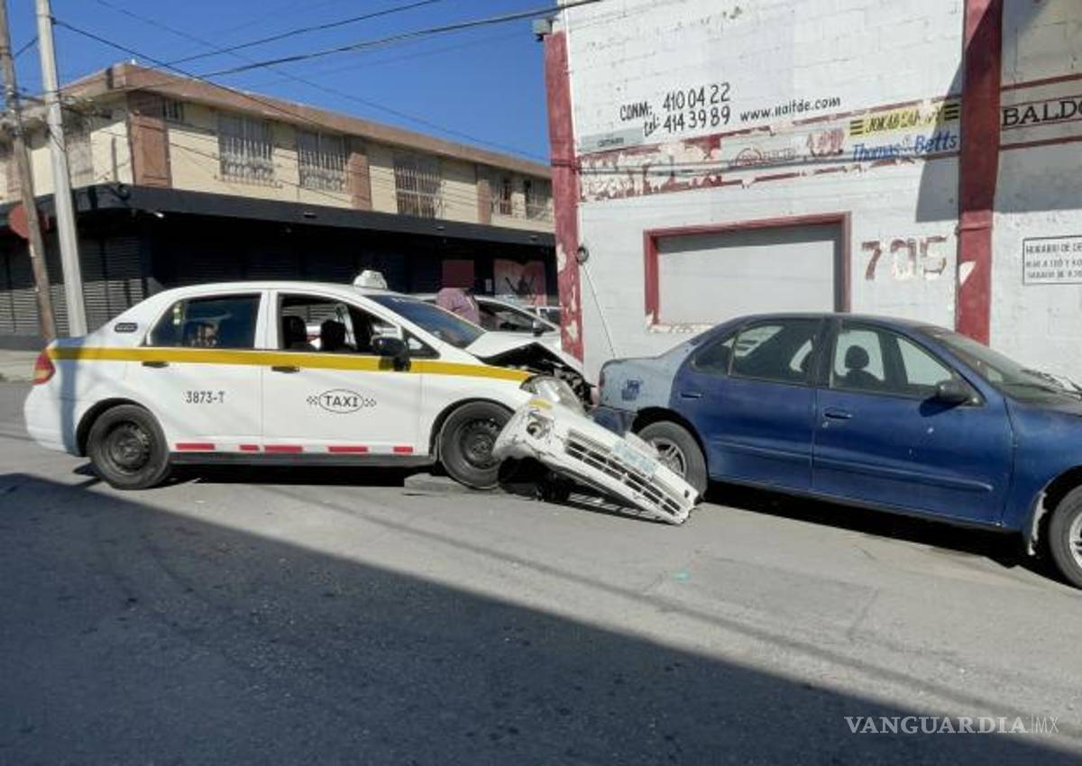 $!El taxi Nissan Tiida involucrado en el accidente transportaba a dos pasajeros en el momento del impacto.