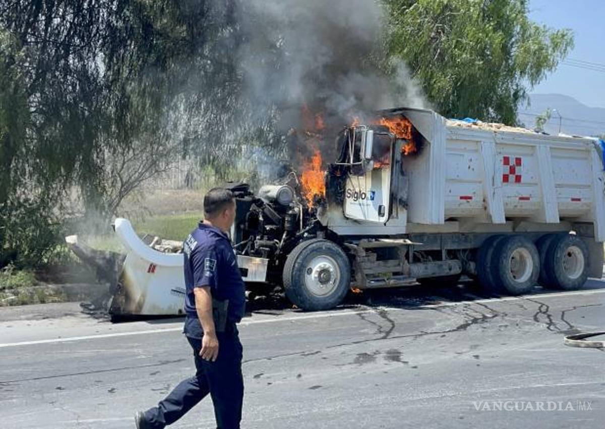 Fuego consume camión carga en Arteaga; corto circuito, presunta causa