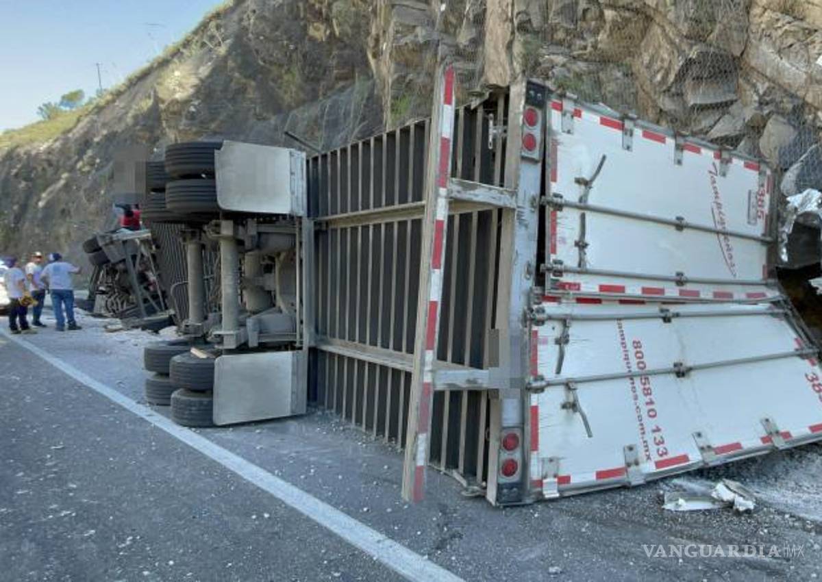 $!El cargamento de polímeros quedó esparcido sobre la carretera tras el accidente.