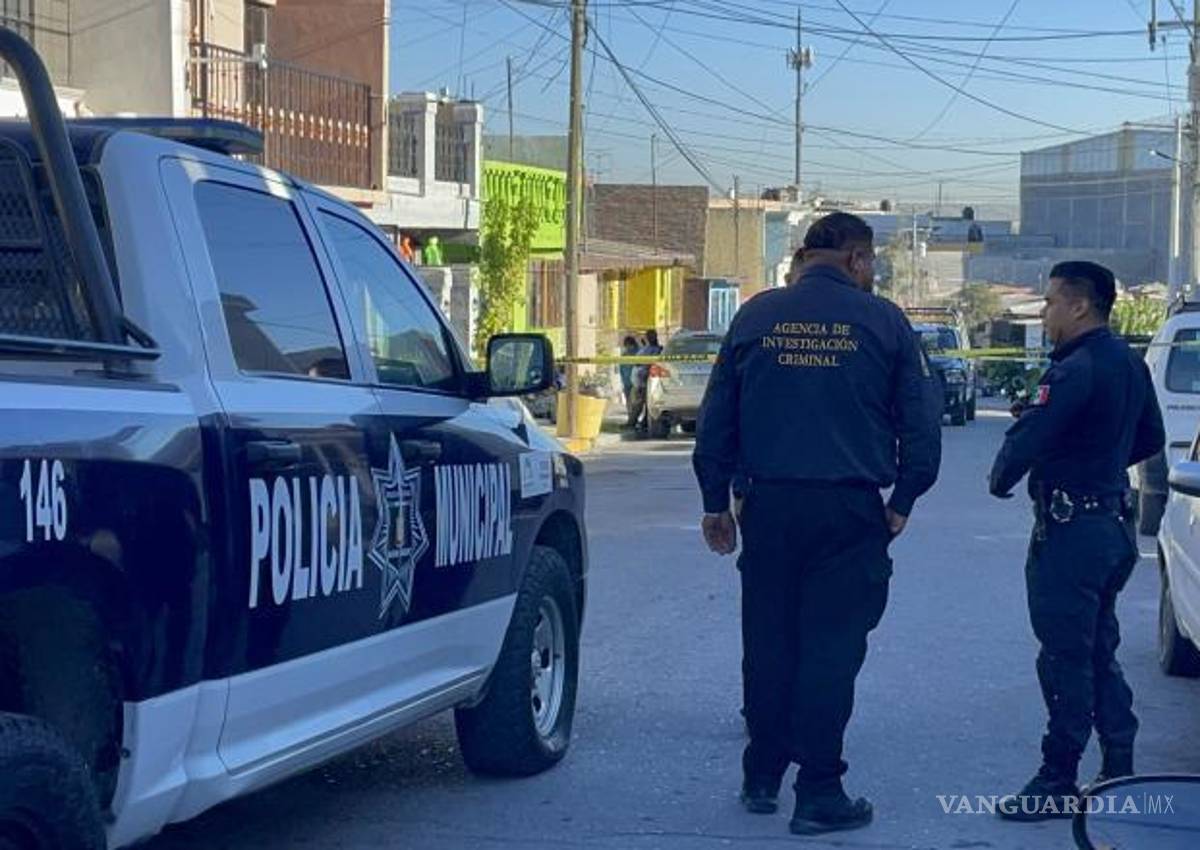 $!Autoridades municipales y de la Fiscalía llegaron a la vivienda tras el reporte del fallecimiento.