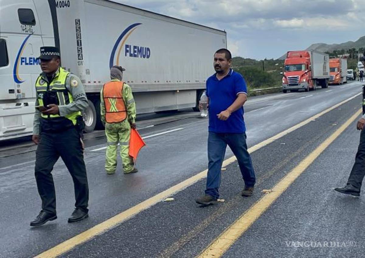 $!El operador del tractocamión quedó asegurado | Foto: Ulises Salas