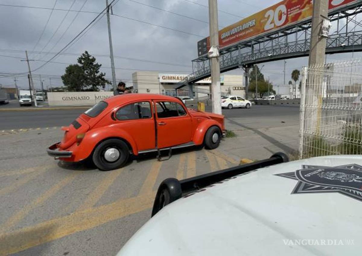 $!Personal de la Secretaría de Salud valoró a las ocupantes del automóvil tras el accidente, mientras la Policía Municipal aseguró el lugar y coordinó el traslado del vehículo a un corralón.