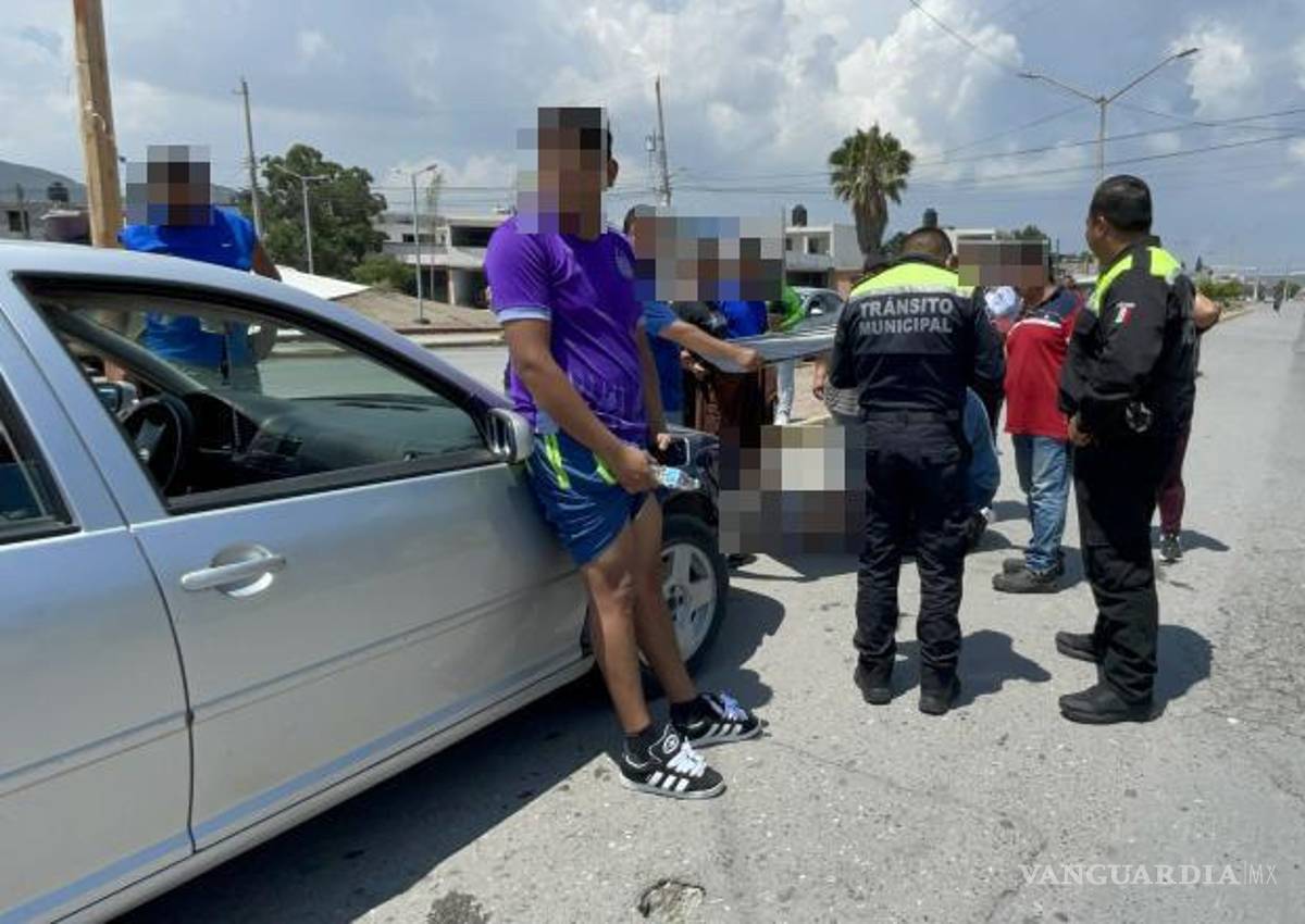 $!El Volkswagen Jetta fue remolcado por una grúa tras el incidente en la vía pública.