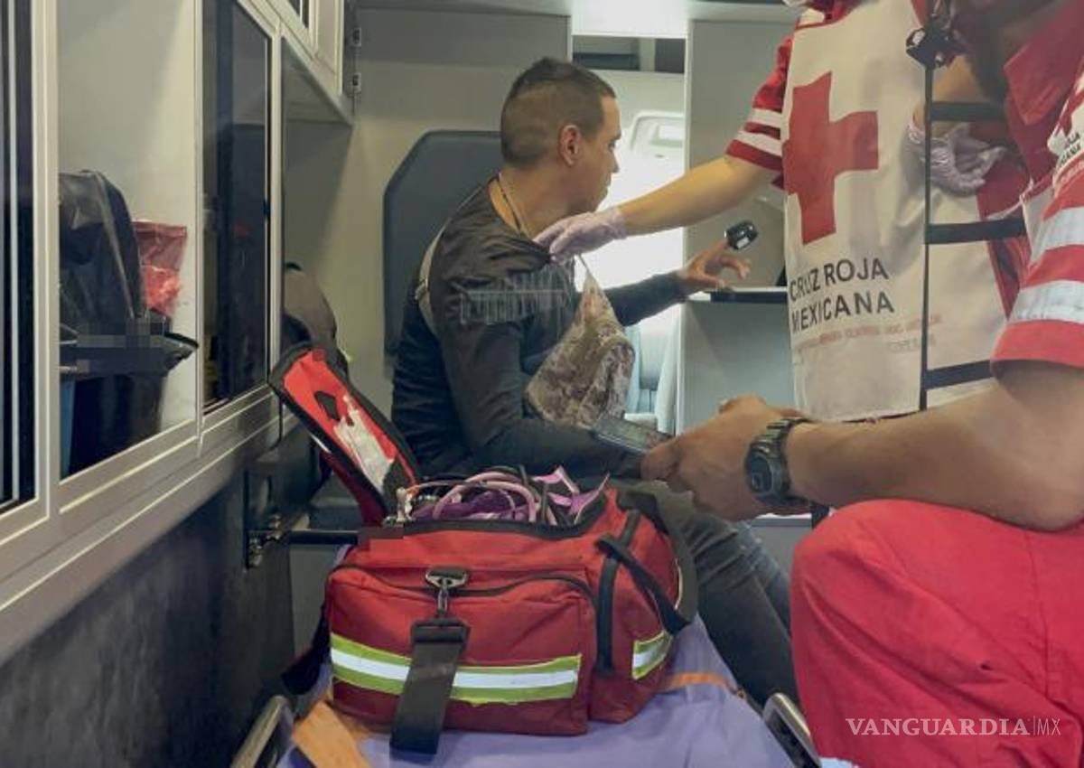 $!Paramédicos de la Cruz Roja valoraron al motociclista en el lugar, sin ameritar traslado.