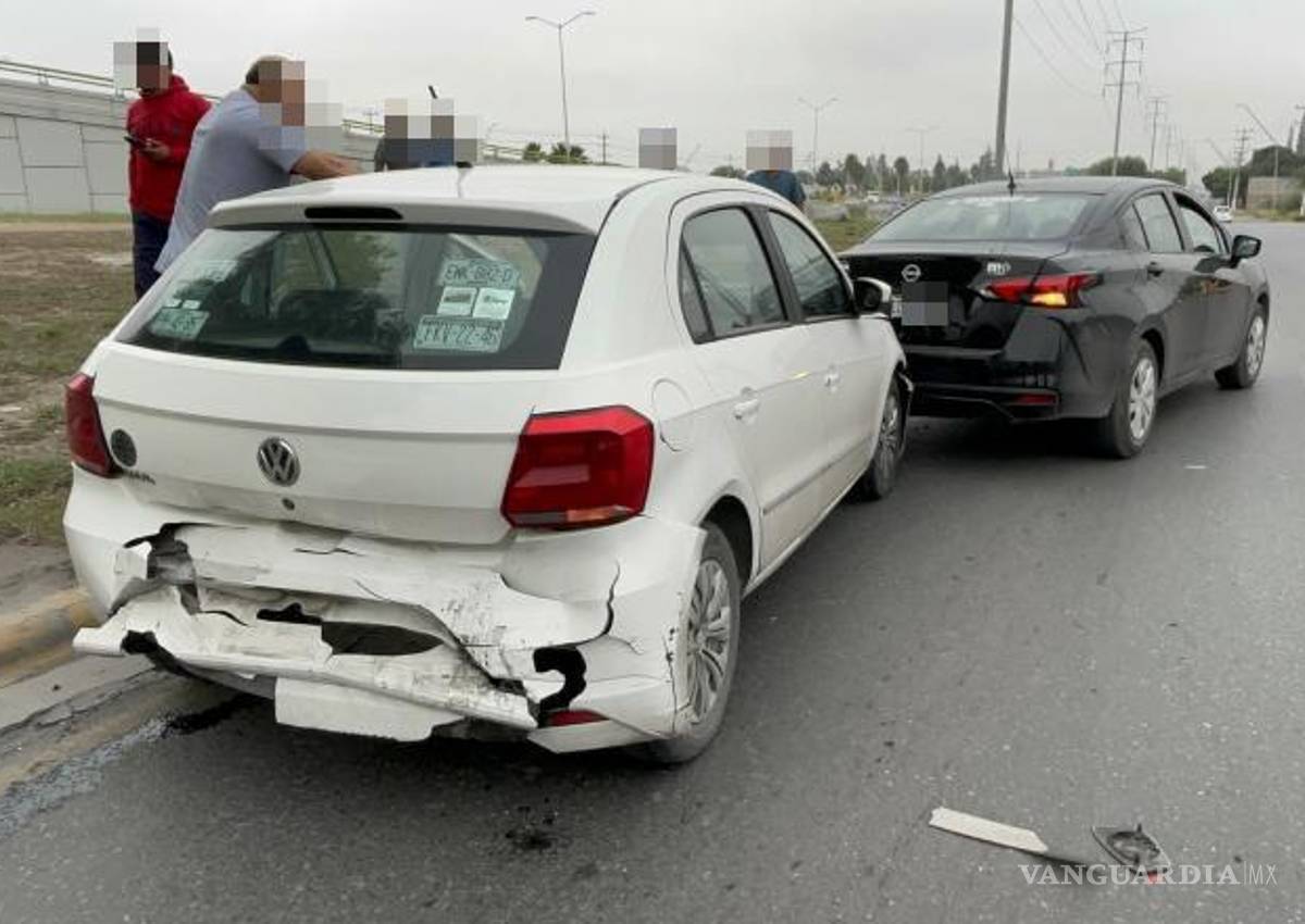 $!Los vehículos involucrados fueron evaluados en espera de los ajustadores de seguros.