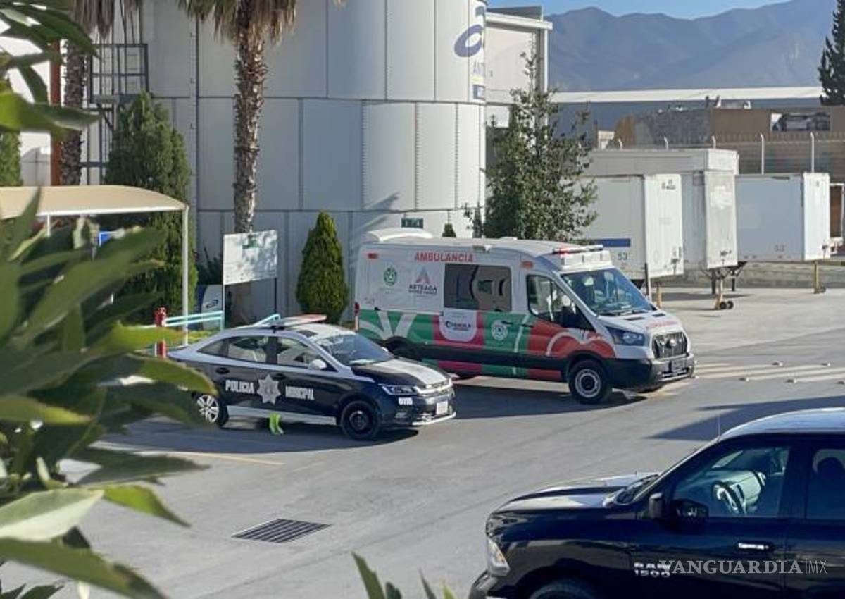 $!Policía Municipal y personal de Protección Civil y Bomberos acudió a la empresa Antolin tras el fallecimiento del trabajador.