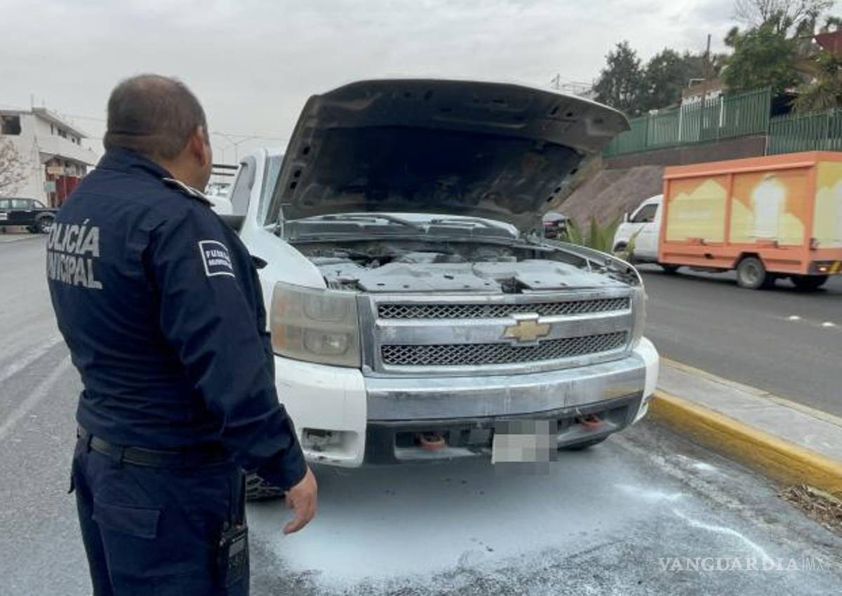 $!El vehículo fue retirado del lugar con apoyo de una grúa para su traslado a un taller.