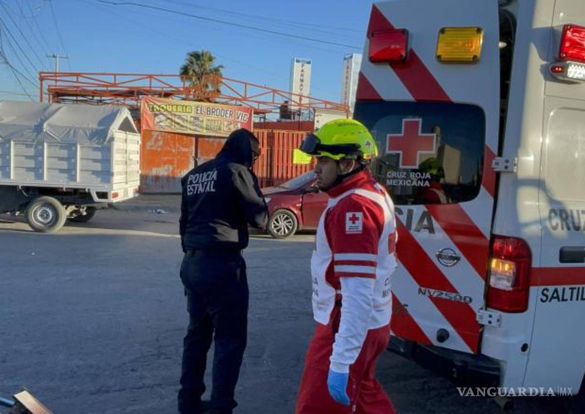 $!Paramédicos de la Cruz Roja acudieron al lugar para valorar al oficial tras el accidente.