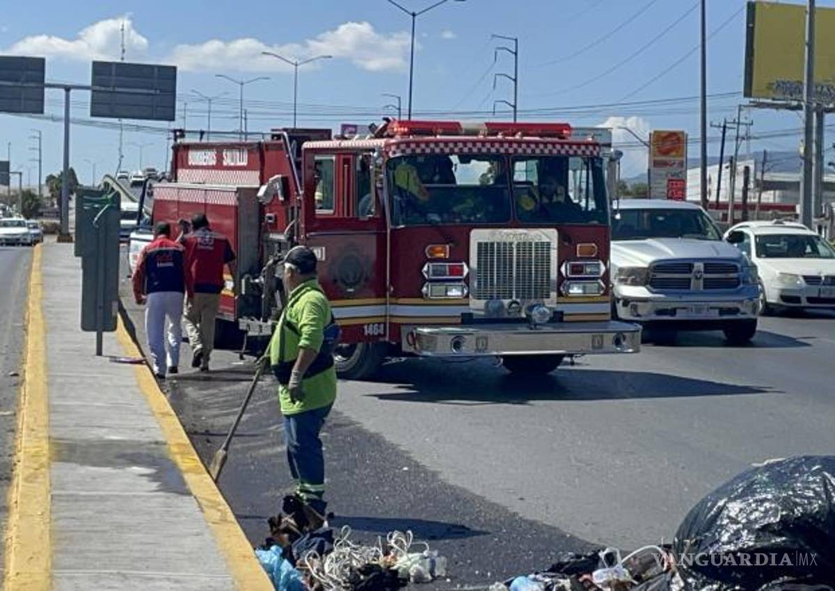 $!Personal del Cuerpo de Bomberos acudió rápidamente al lugar para controlar el conato de incendio.