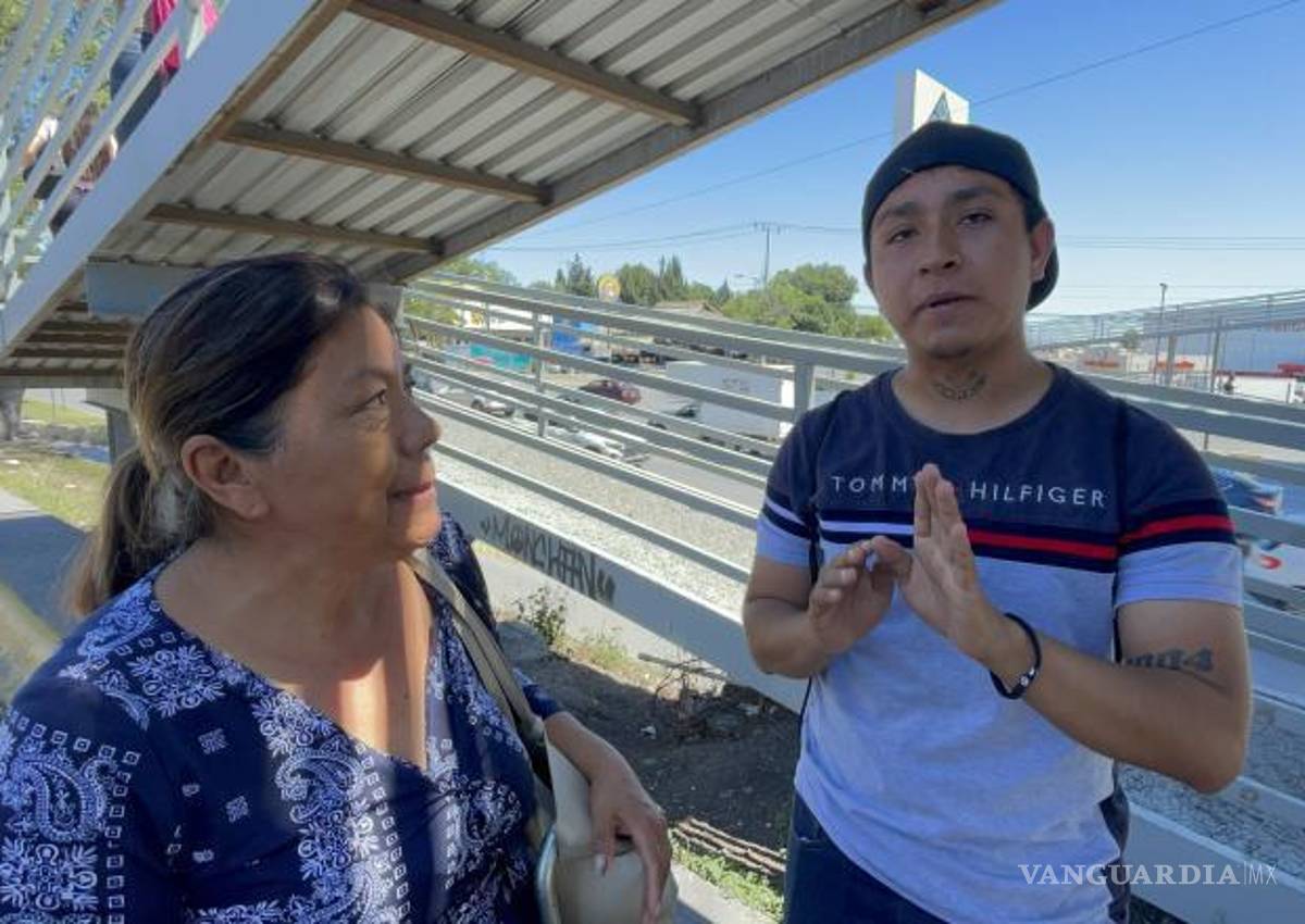 $!Abdiel, de 20 años, logró sujetar a la mujer justo a tiempo, mientras María del Socorro, de 56, le brindaba apoyo emocional hasta la llegada de las autoridades.