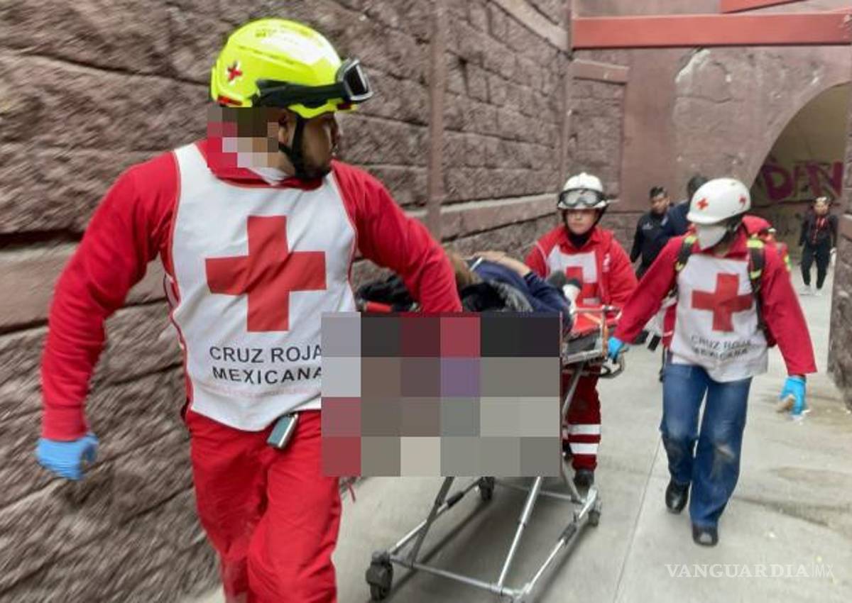 $!Personal de emergencias inmovilizó la pierna fracturada de la mujer antes de trasladarla al Hospital General para atención especializada.