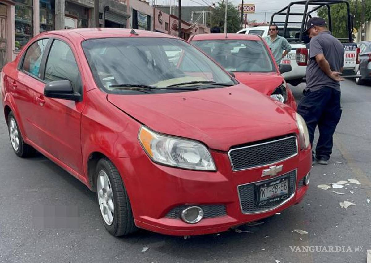 $!Paramédicos de Cruz Roja valoraron a los involucrados, incluyendo a una mujer embarazada.