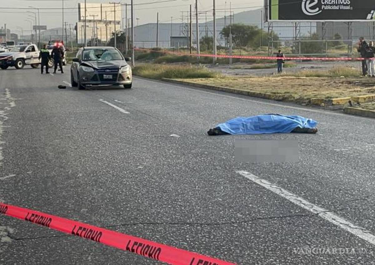 $!El cuerpo de la víctima fue cubierto con una manta azul mientras se realizaban las diligencias.