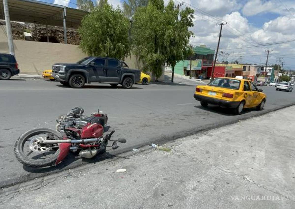 $!El taxista, identificado como Marco Antonio “N”, realizó un giro en U que provocó la caída del motociclista sobre el pavimento.