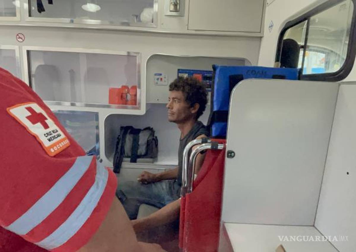 $!Paramédicos de la Cruz Roja brindaron los primeros auxilios a un joven herido con arma blanca en Saltillo.