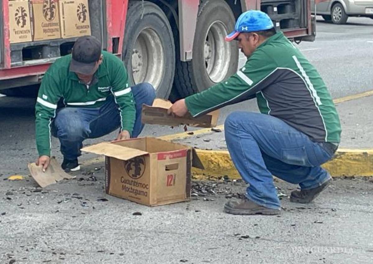 $!Restos de vidrio quedaron esparcidos sobre Paseo de la Reforma tras la caída de cajas con envases vacíos de cerveza.
