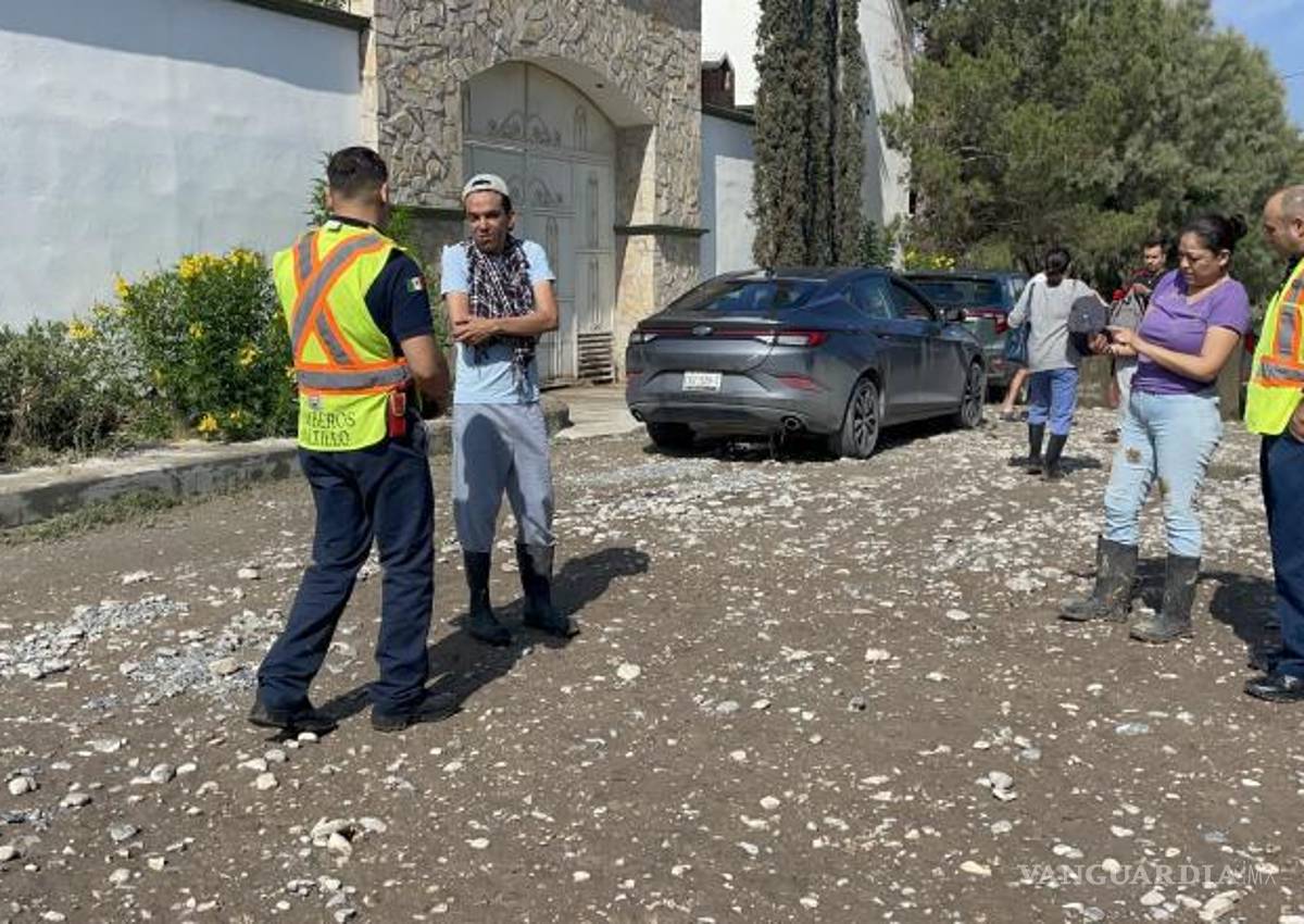 $!Paramédicos revisaron al afectado en el lugar antes de trasladarlo.