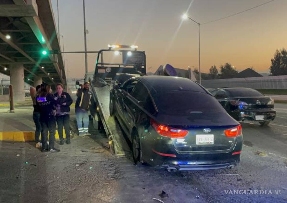 $!El primer impacto ocurrió cuando un vehículo se detuvo ante el semáforo y fue alcanzado por otro automóvil.