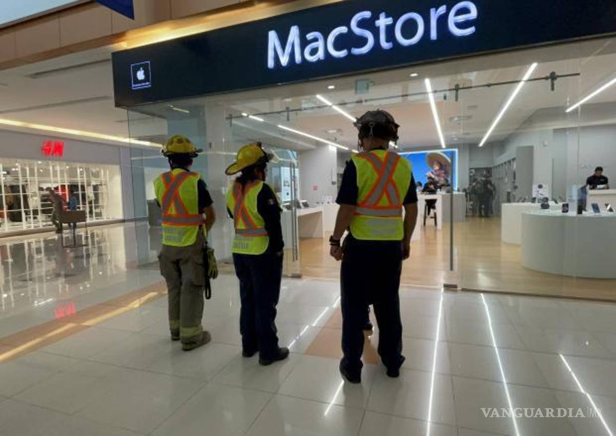 $!Personal de la plaza comercial informó a los bomberos que el desperfecto duró poco tiempo.