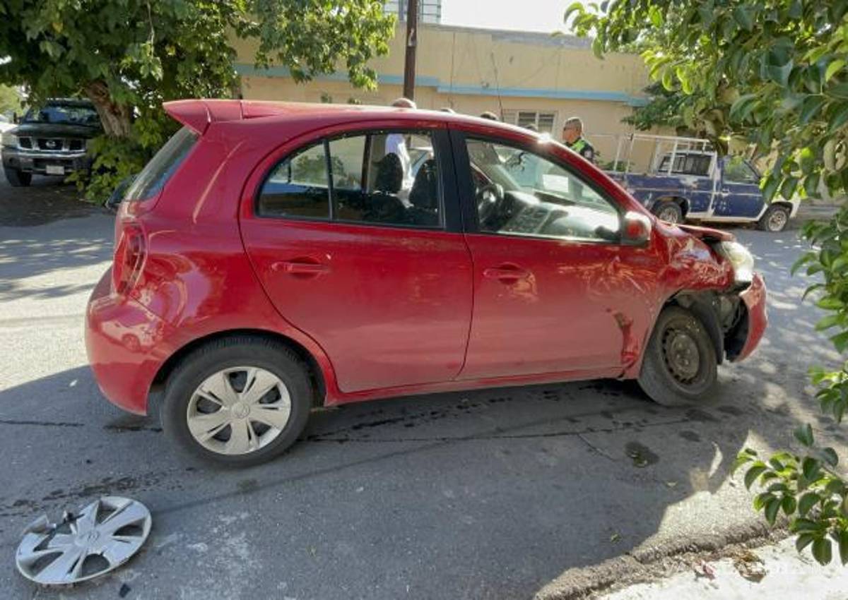 $!Rogelio quedó con su automóvil inmovilizado tras la rotura de la rótula por el choque.