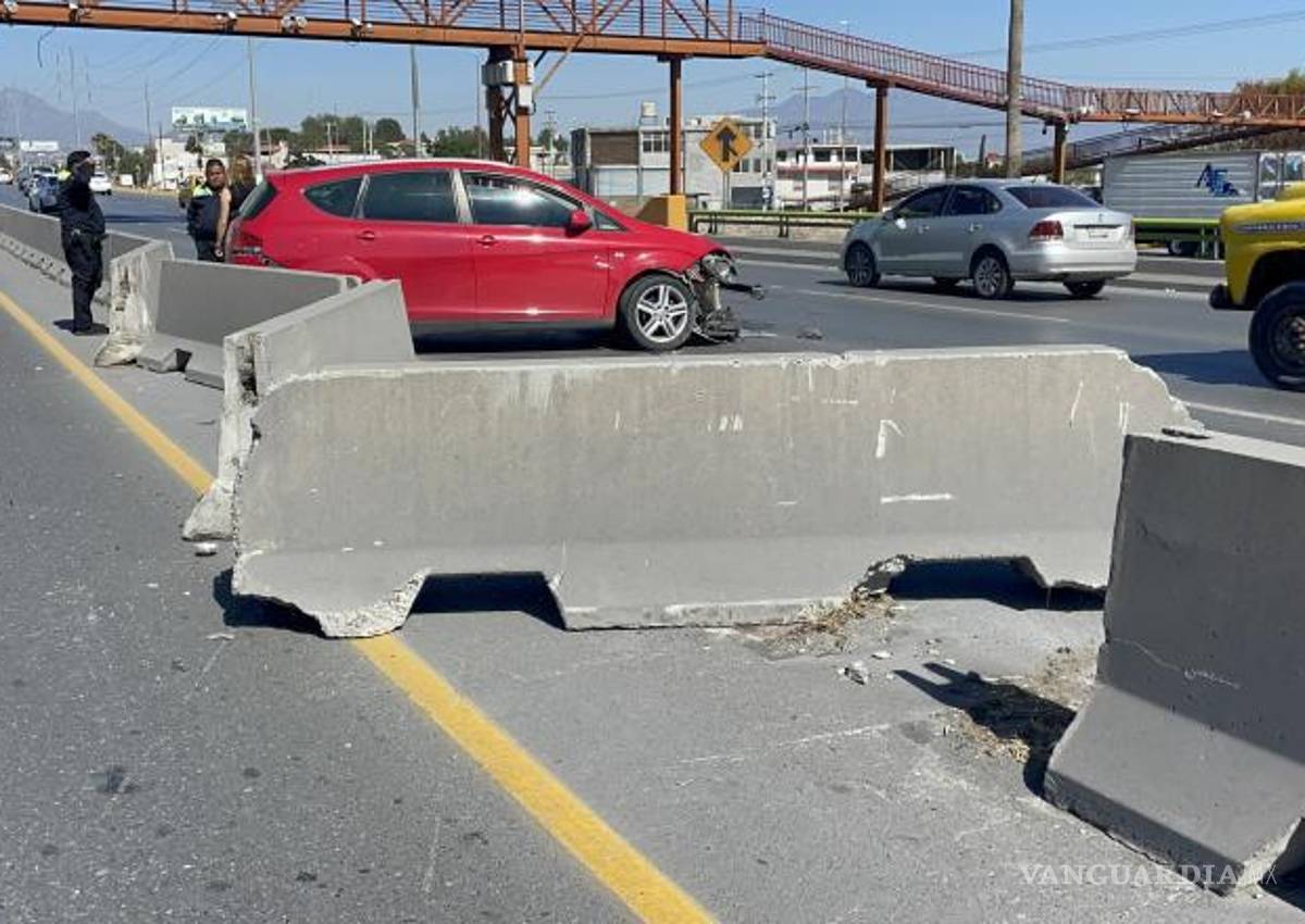 Choca conductora contra muro de contención tras presunto cerrón, al oriente de Saltillo