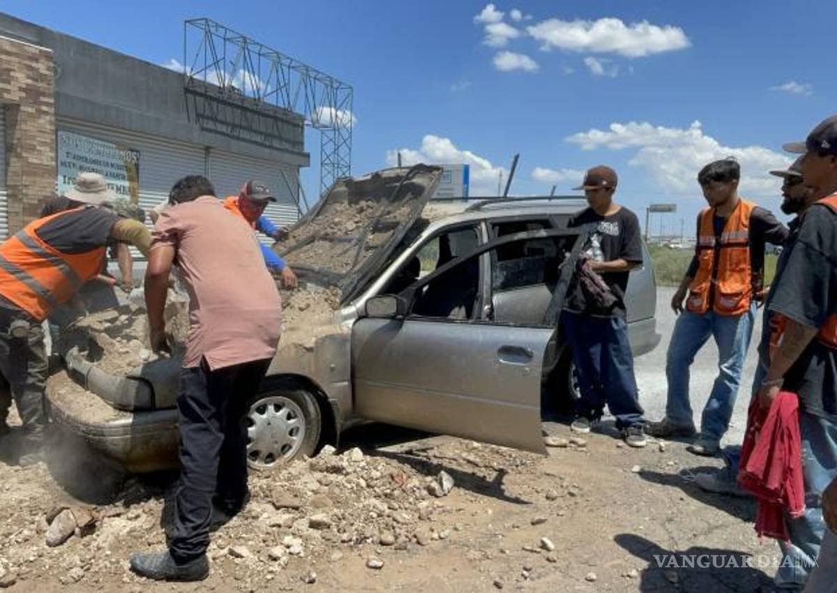 $!Trabajadores de una obra ayudaron a sofocar el incendio con tierra.