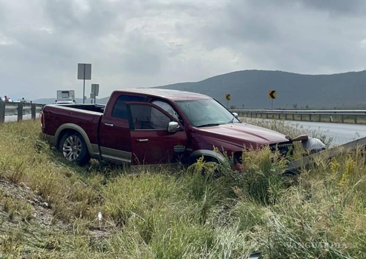 $!El pavimento mojado por la lluvia provocó que la unidad saliera del camino.