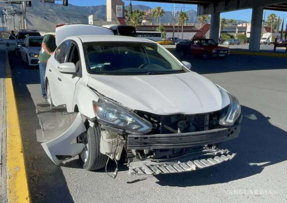 $!El conductor del Nissan Sentra contactó a su seguro para resolver el incidente.