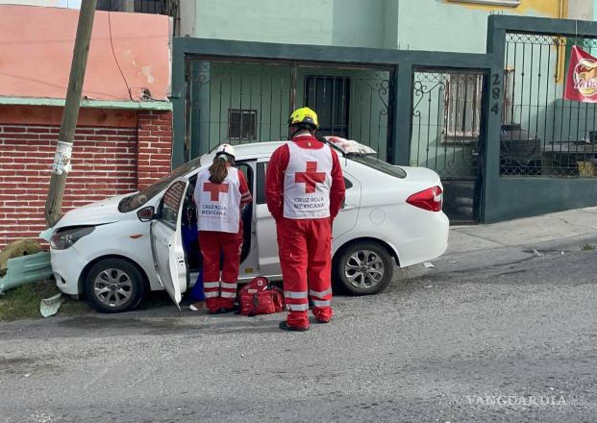 $!Paramédicos de la Cruz Roja atendieron a la mujer en el lugar del percance, mientras oficiales de Tránsito Municipal retiraban el vehículo con grúa y se gestionaban los daños ocasionados.