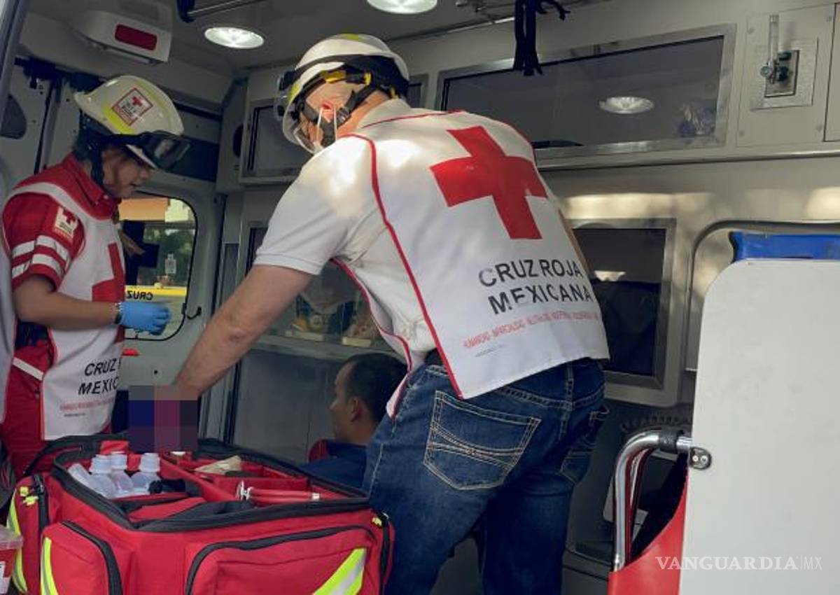 $!Personal de la Cruz Roja atendió al conductor del Mazda, quien resultó con lesiones en el rostro y la mano.