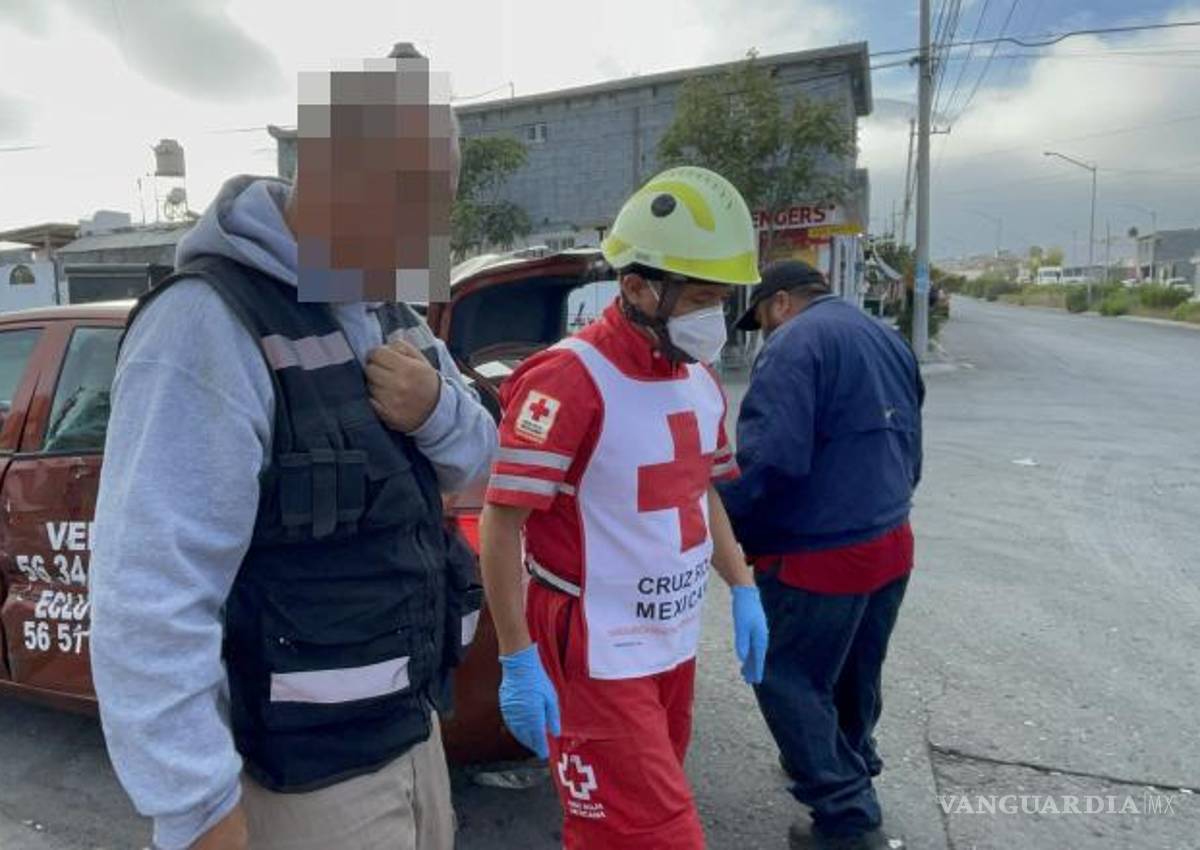 $!Paramédicos de la Cruz Roja atendieron al hombre lesionado tras el accidente.