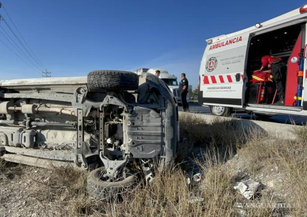 $!Socorristas de Ramos Arizpe atienden a los lesionados en el lugar del accidente.
