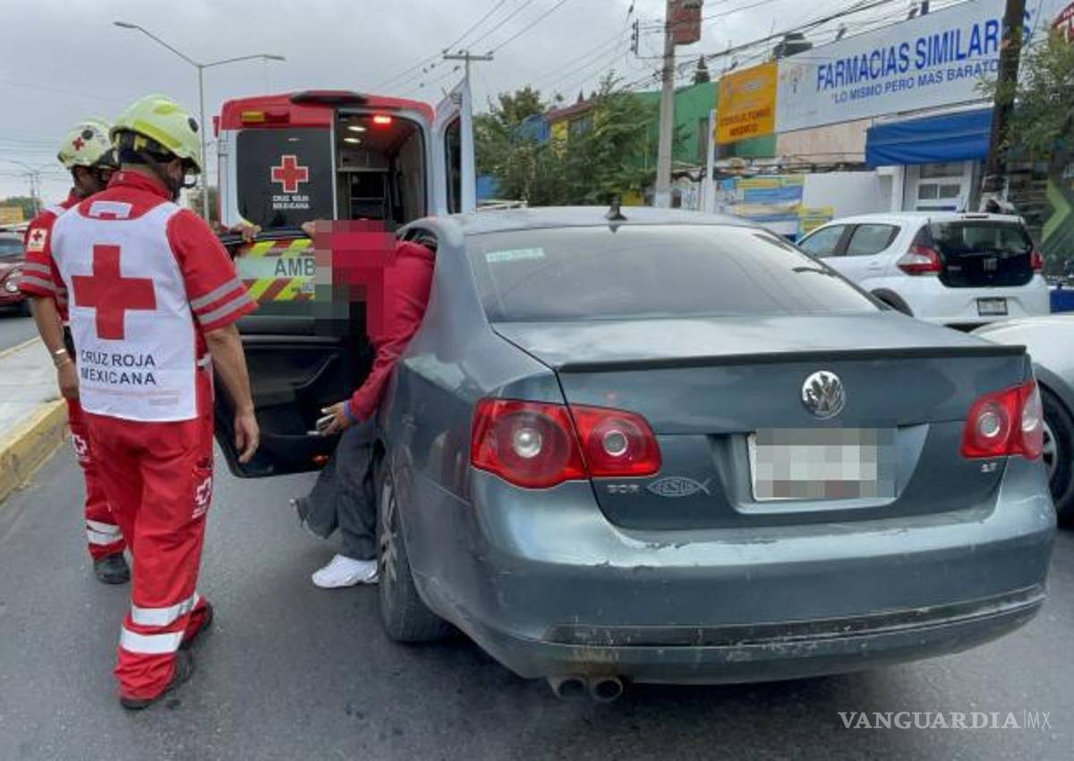 $!El joven motociclista se retiró con la conductora del vehículo para recibir atención médica tras el accidente.
