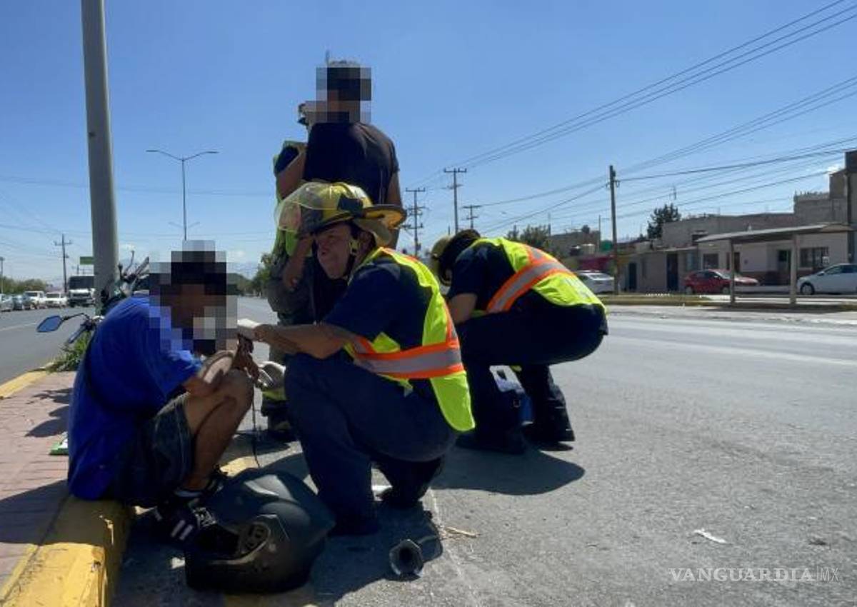 $!Los jóvenes tripulantes de la motocicleta, quienes no lograron frenar a tiempo, también fueron atendidos por socorristas tras caer sobre el carril izquierdo.