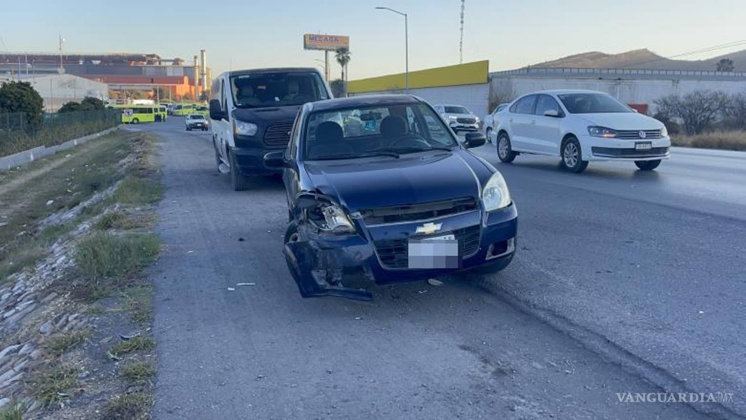 $!Ambos vehículos presentaron daños materiales tras el impacto lateral.