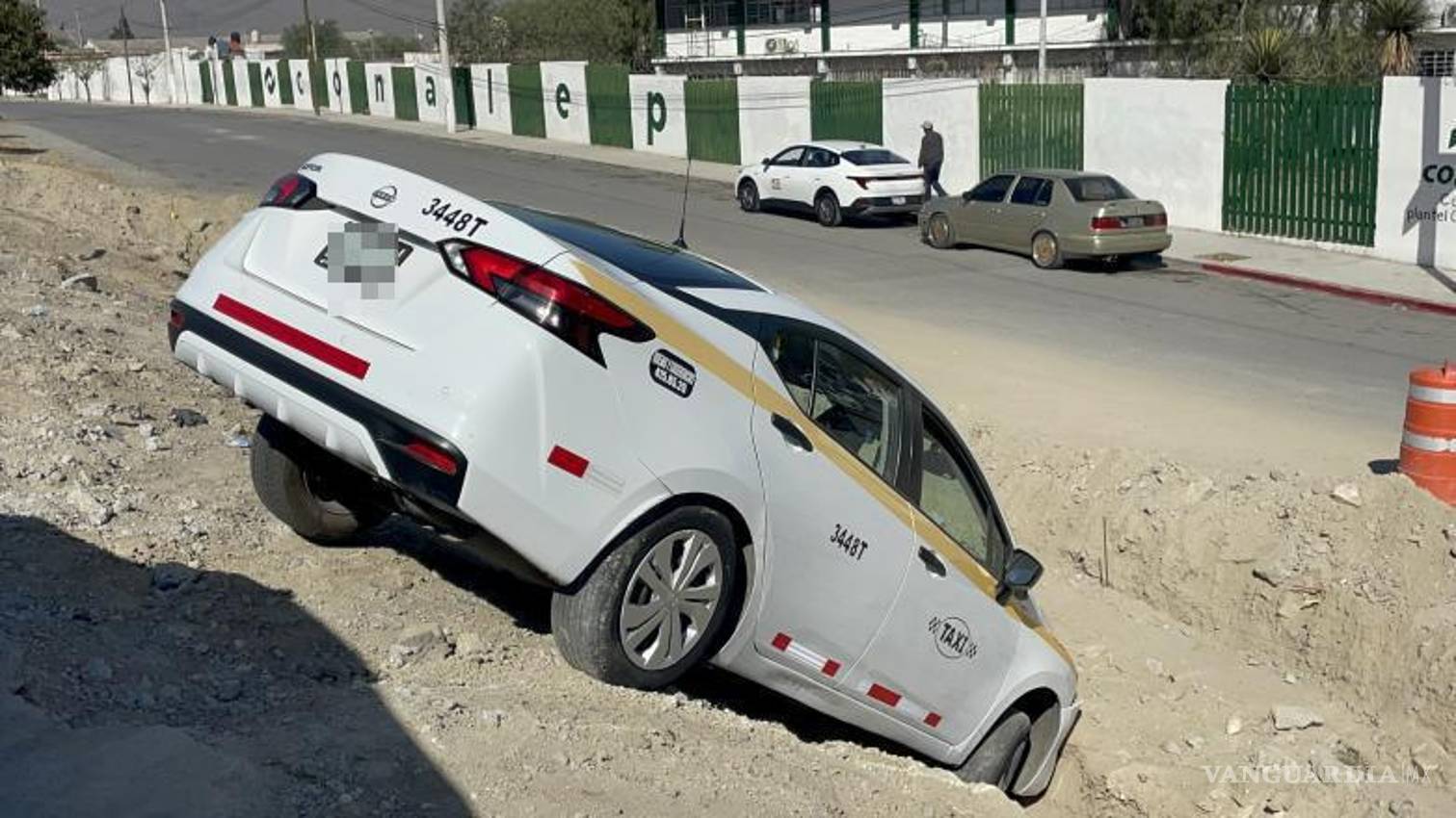 $!Elementos de Tránsito Municipal acudieron al lugar para tomar conocimiento del accidente.