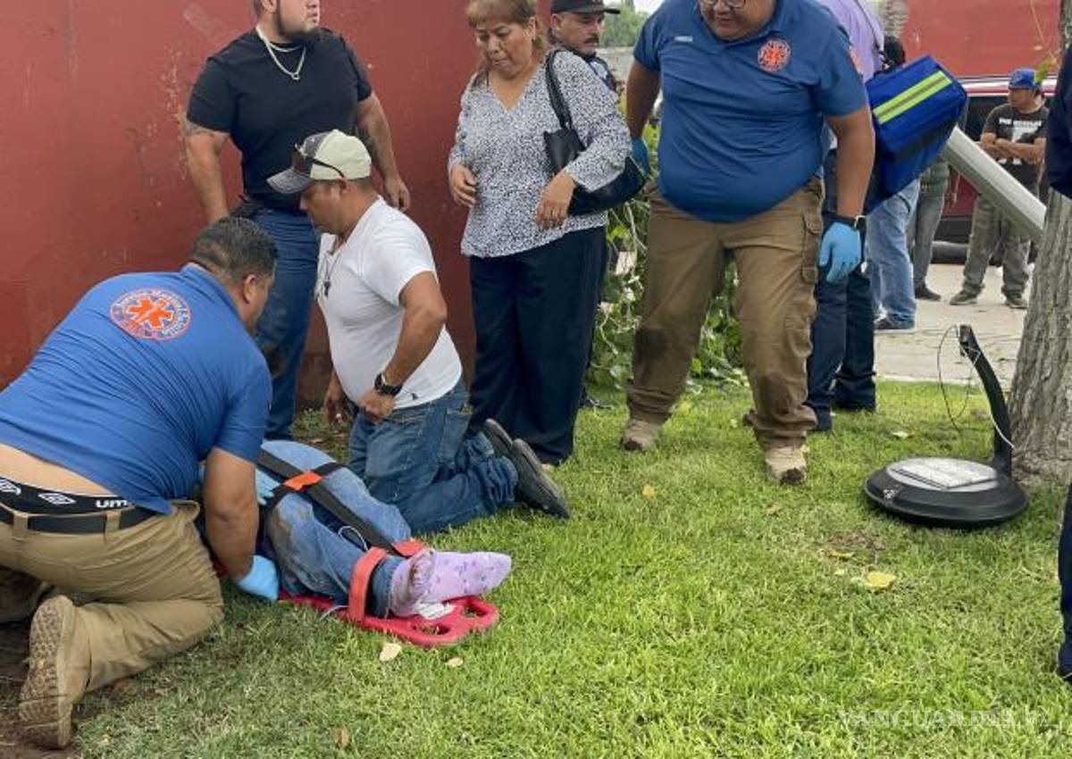 $!El accidente generó gran movilización de cuerpos de emergencia en pleno Centro de Saltillo, donde testigos solicitaron ayuda inmediata.