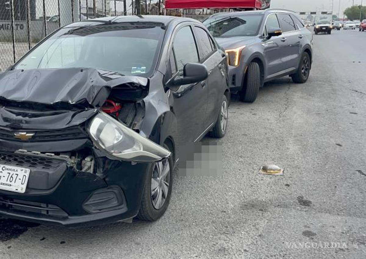 $!Conductores y pasajeros solo presentaron golpes leves tras el impacto.