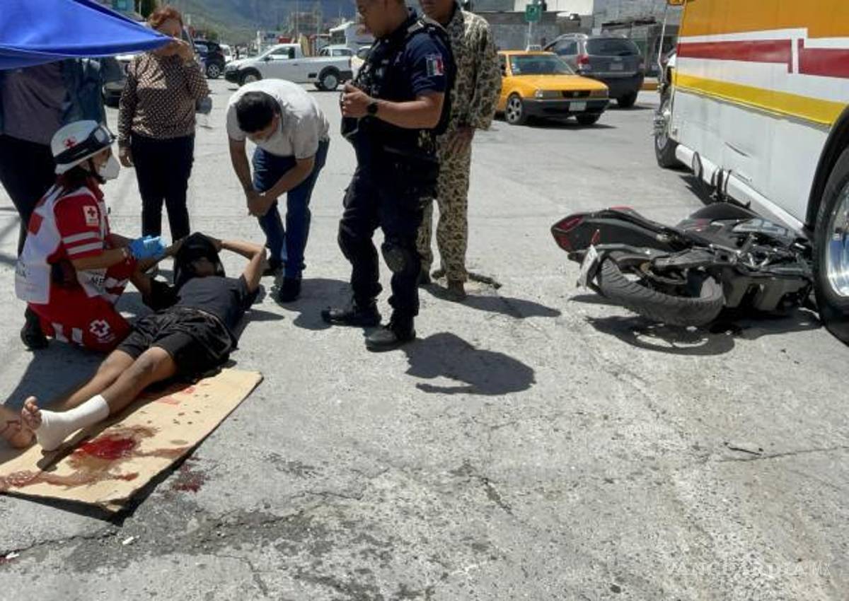 $!Paramédicos de la Cruz Roja atendieron al joven motociclista, quien presentó lesiones en el pie izquierdo.